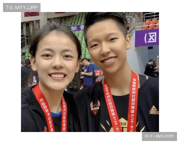 杨舒予吃百万大单后，家门口那辆破车怎么看都像反差秀